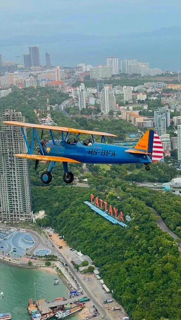 Pattaya üzerinde Stearman çift kanatlı uçakla manzara uçuşu