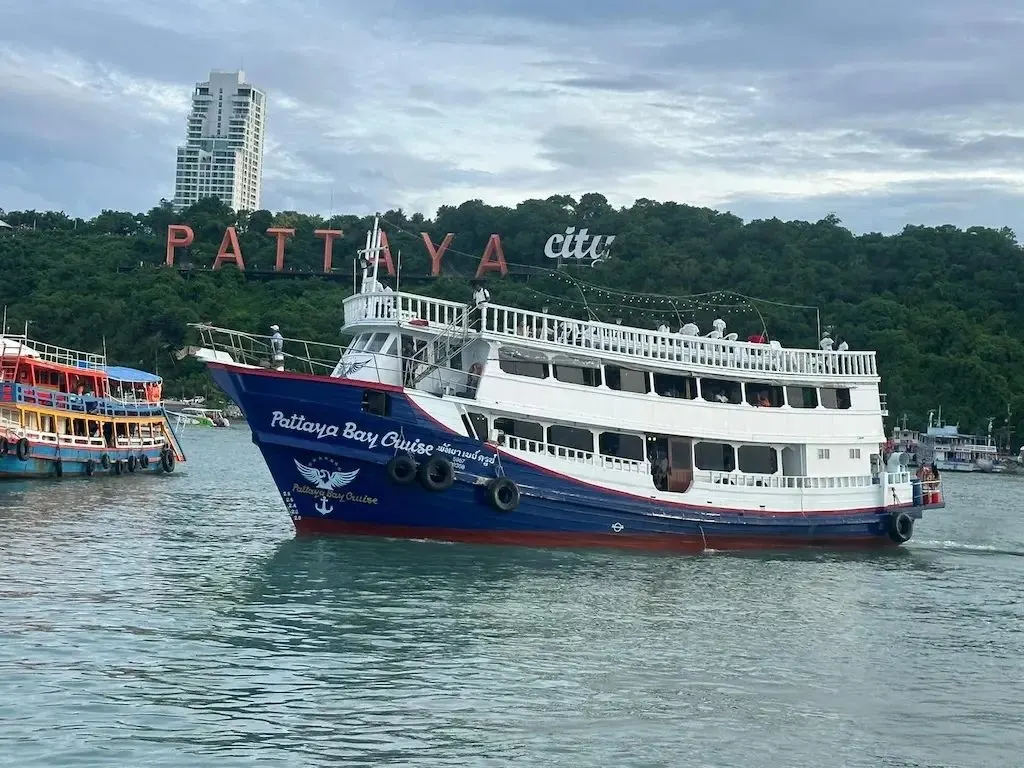 Pattaya'dan Ko Sak adasına parti teknesi turu
