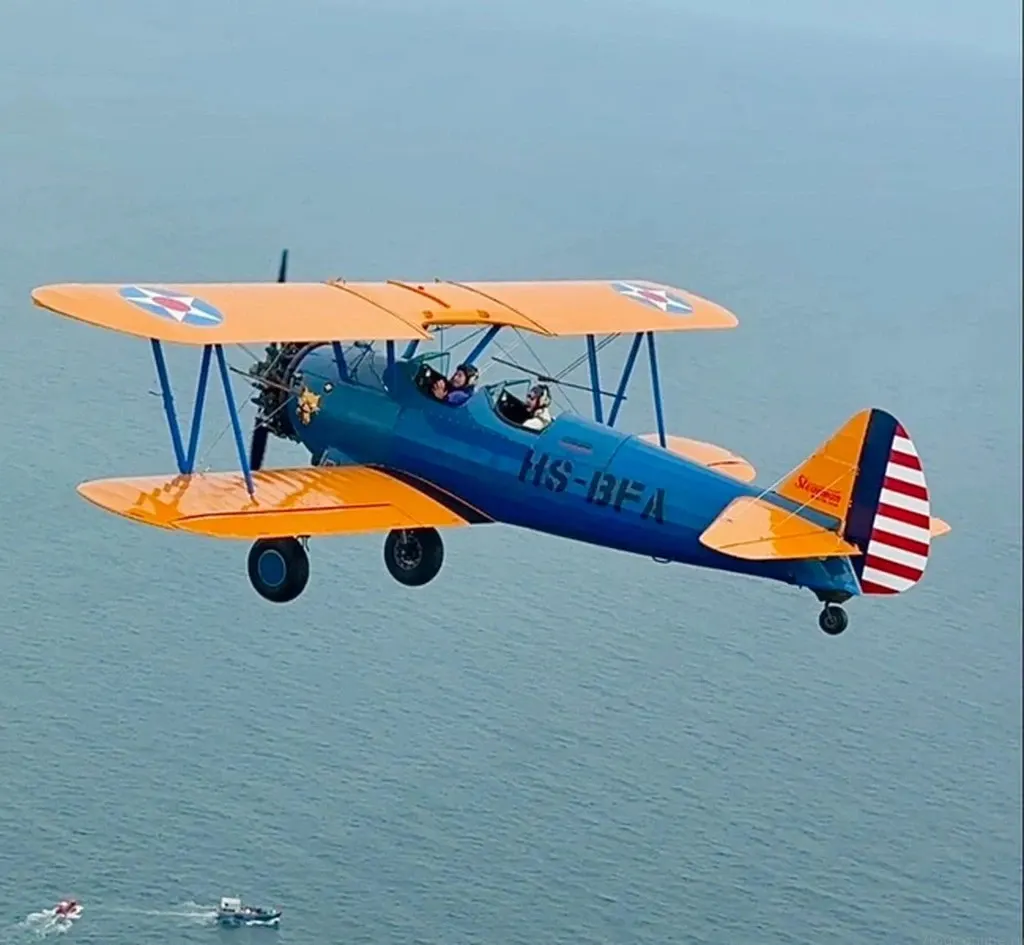 Pattaya üzerinde Stearman çift kanatlı uçakla manzara uçuşu