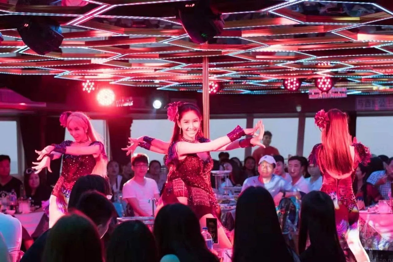 Pattaya All Star Evening Cruise with Tiffany Show Stars