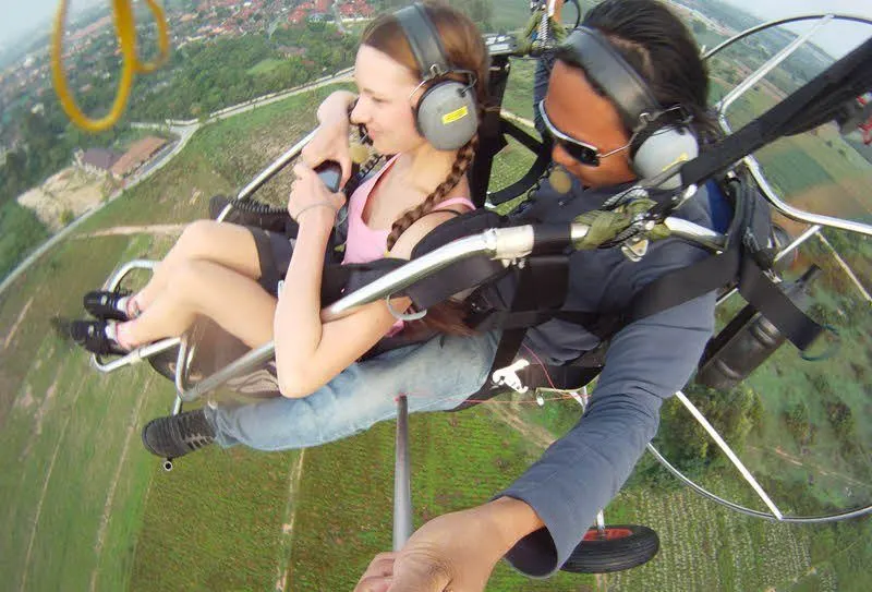Pattaya'da tandem yamaç paraşütü uçuşu