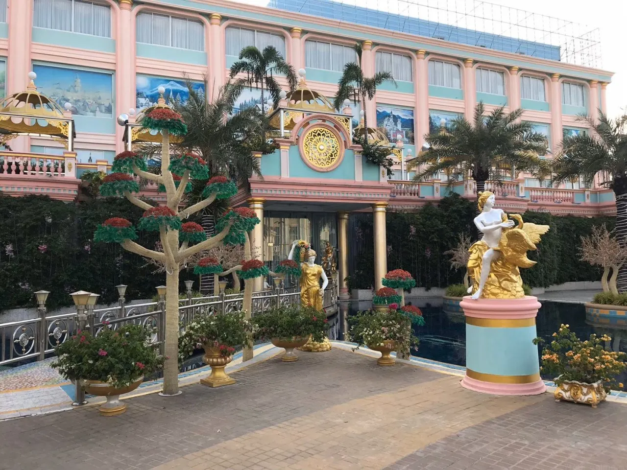 Pattaya'dan Baan Sukhawadee tavuk kralı sarayı akşam turu