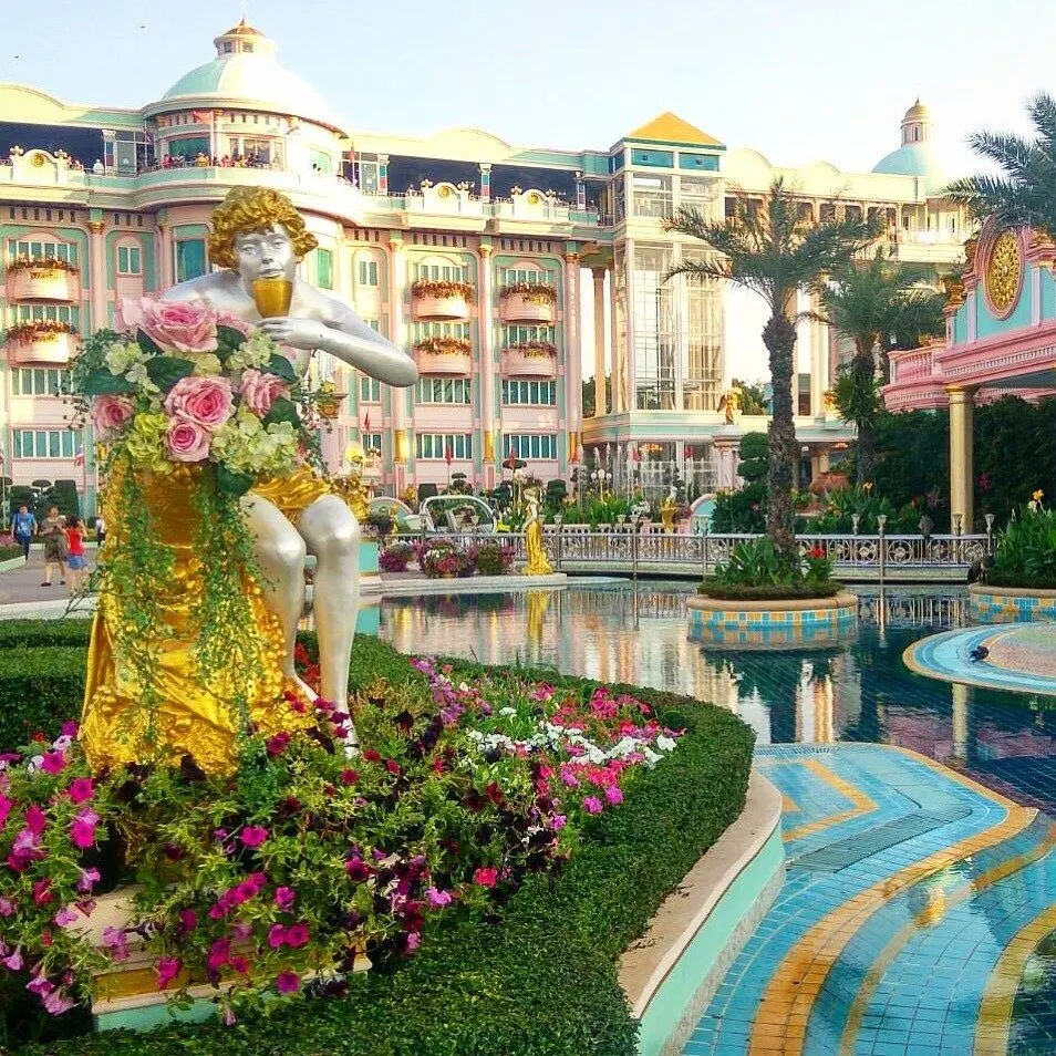 Pattaya'dan Baan Sukhawadee tavuk kralı sarayı akşam turu