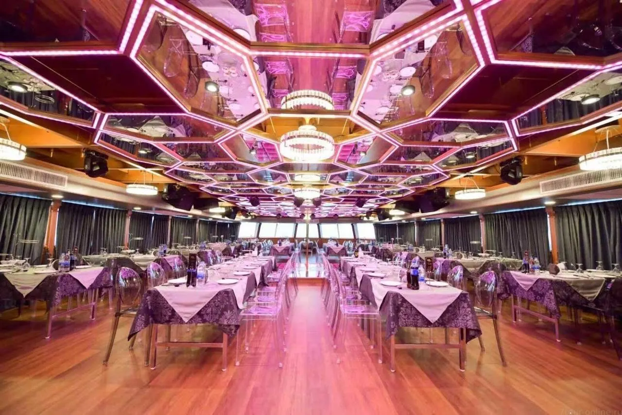 Pattaya All Star Evening Cruise with Tiffany Show Stars