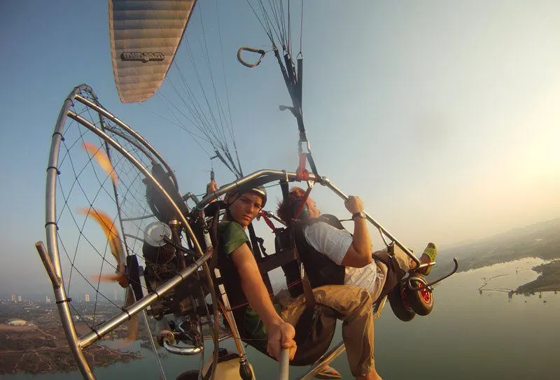 Pattaya'da tandem yamaç paraşütü uçuşu