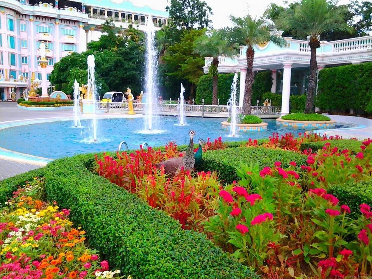 Pattaya'dan Baan Sukhawadee tavuk kralı sarayı akşam turu