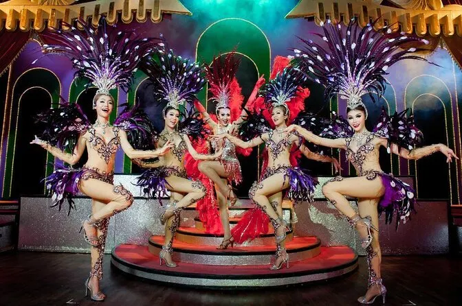 Phuket'te Simon Cabaret ladyboy şovu
