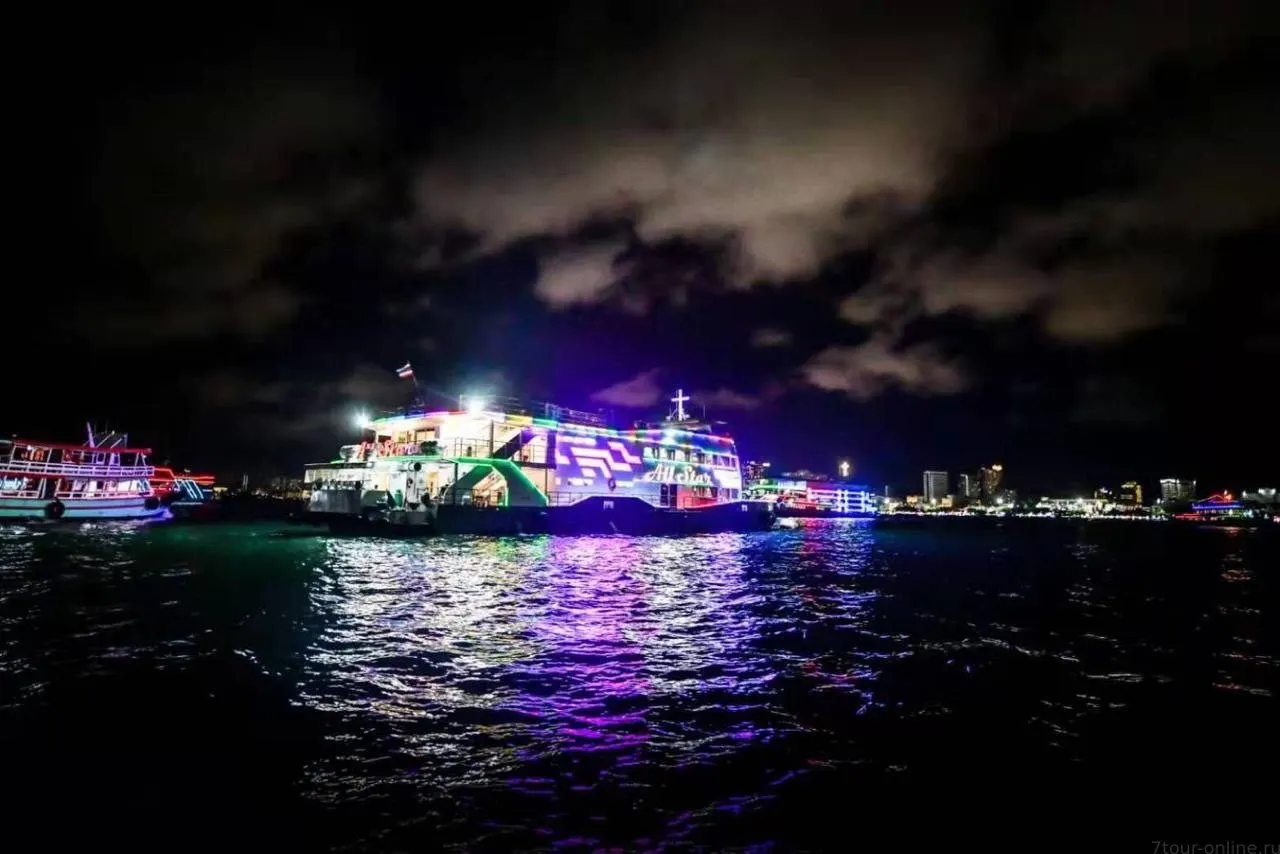 Pattaya All Star Evening Cruise with Tiffany Show Stars