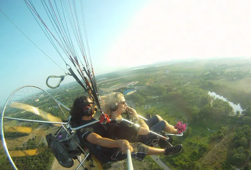 Pattaya'da tandem yamaç paraşütü uçuşu
