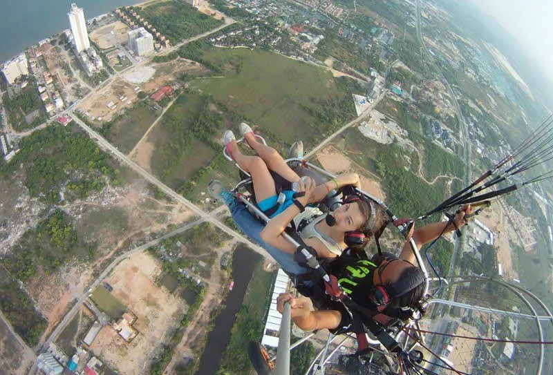 Pattaya'da tandem yamaç paraşütü uçuşu