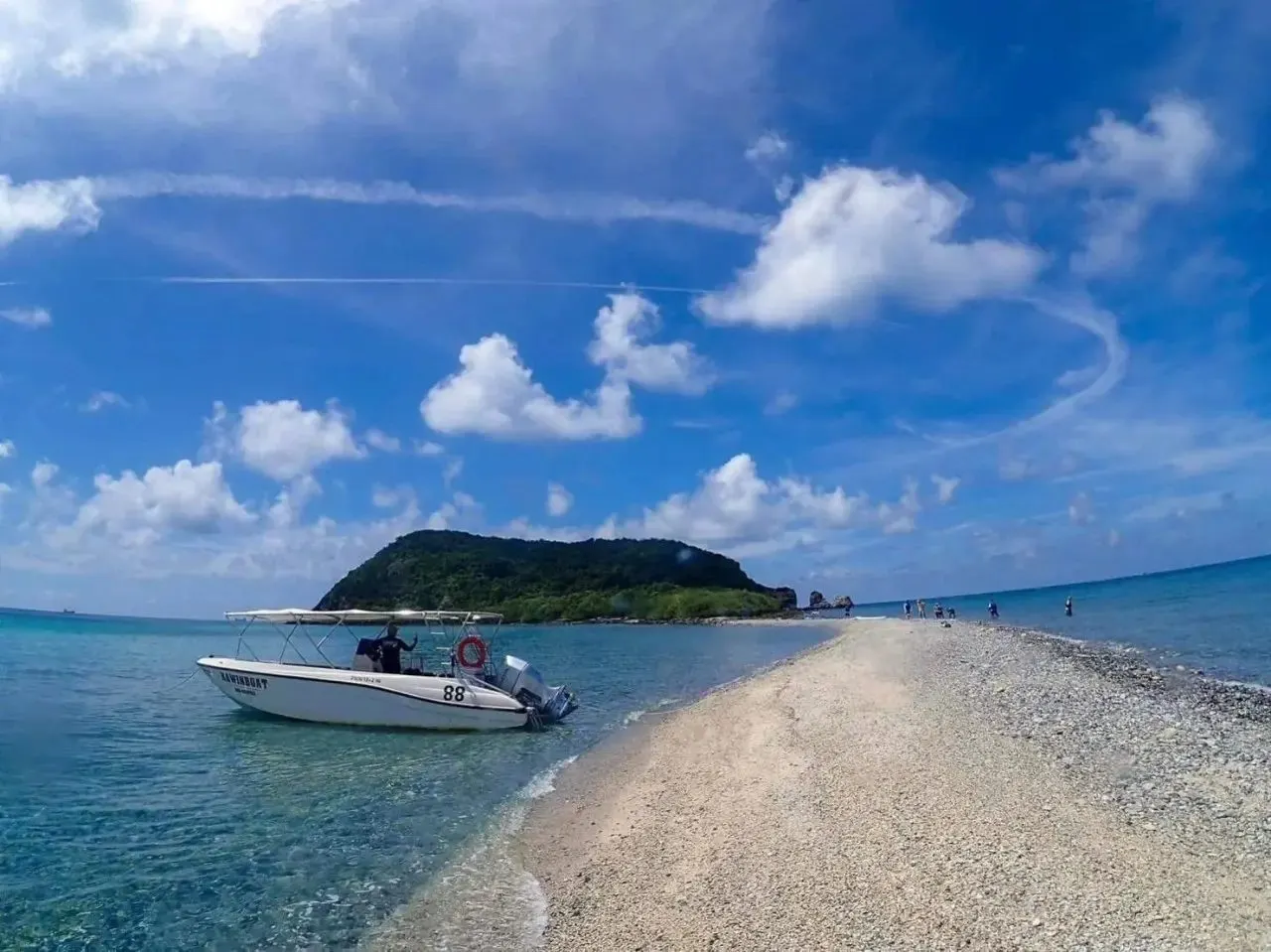 Sabai Island Speedboat Trip from Pattaya with Seafood BBQ and Sunset