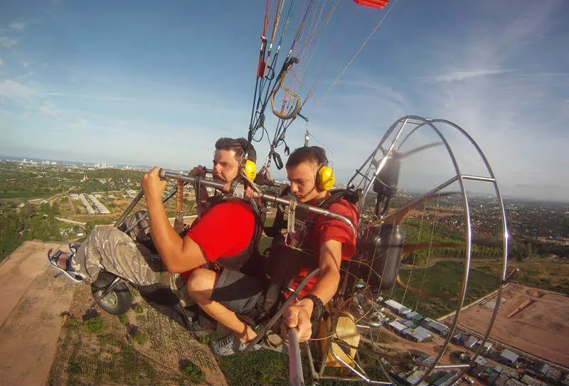 Pattaya'da tandem yamaç paraşütü uçuşu