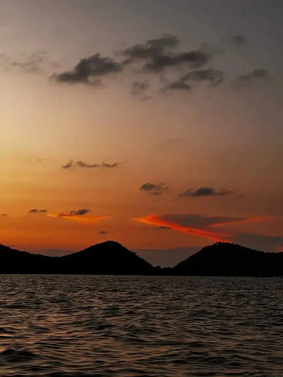 Sabai Island Speedboat Trip from Pattaya with Seafood BBQ and Sunset