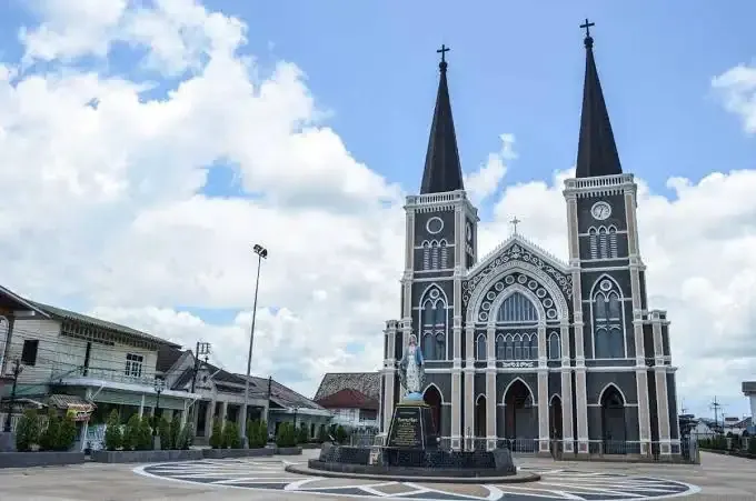 Chanthaburi Day Trip From Pattaya: Waterfall, Cathedral, Dolphins