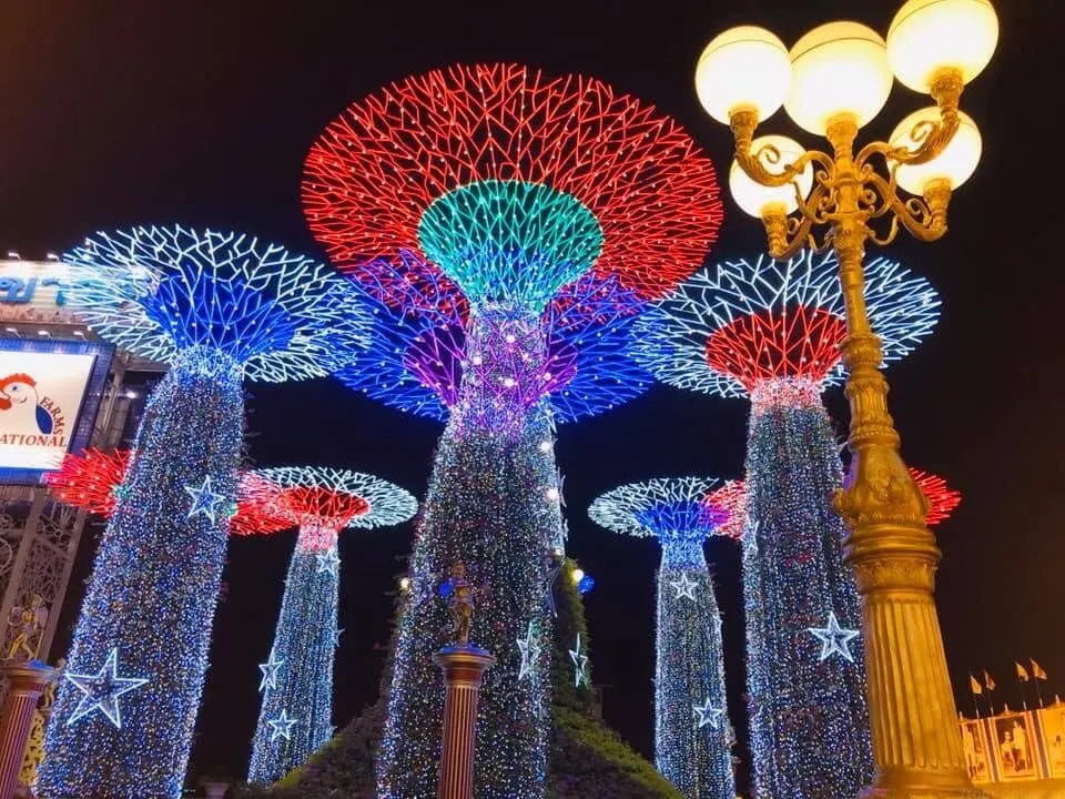 Pattaya'dan Baan Sukhawadee tavuk kralı sarayı akşam turu