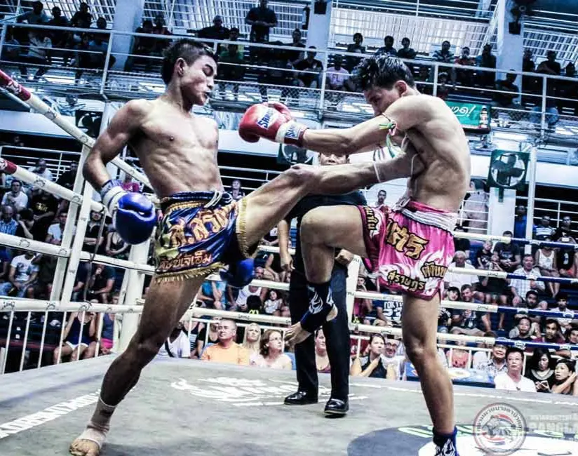 Phuket'te Muay Thai Tay boksu gösterisi
