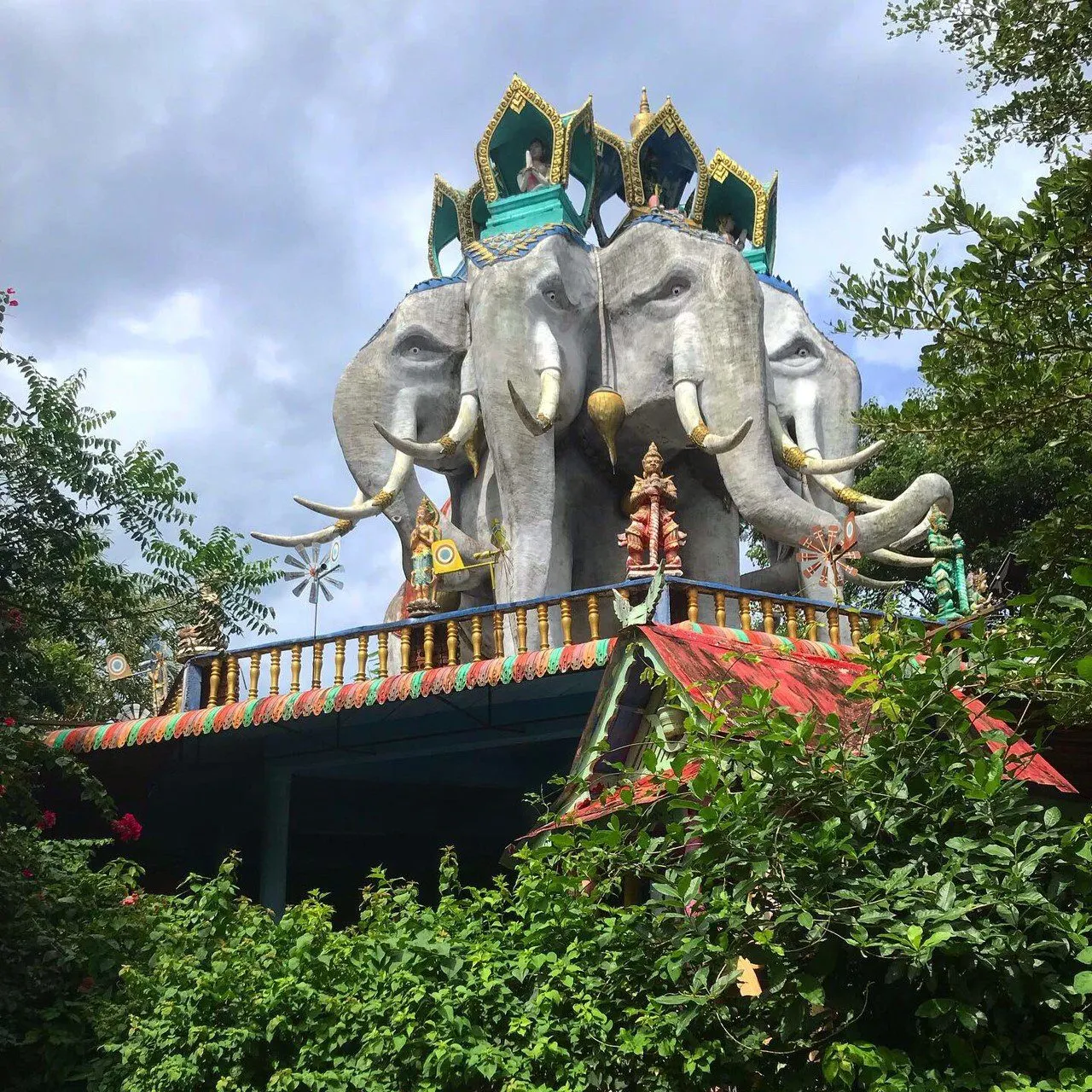 Pattaya'dan Ejderha İni turu: mağaralar ve orman manastırı