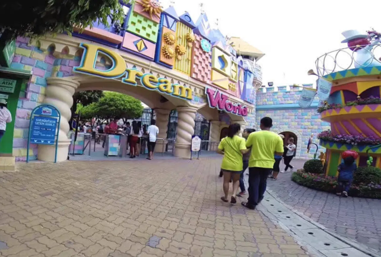 Dream World Bangkok Theme Park Trip From Pattaya