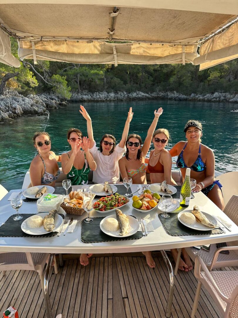 Fethiye'den Gün Batımında Beyaz Yat Turu